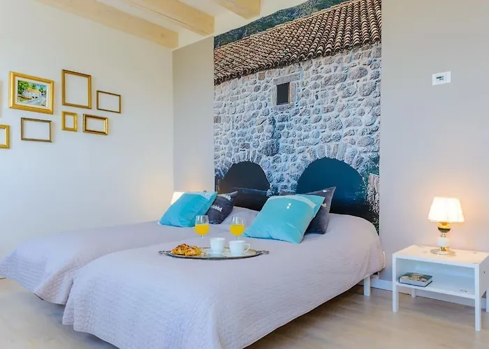 Family And Friends فيلة Dubravka