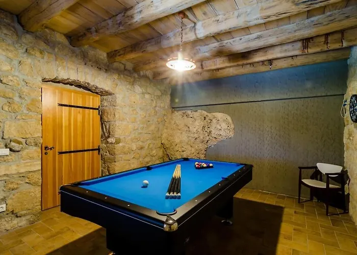 Family And Friends فيلة Dubravka